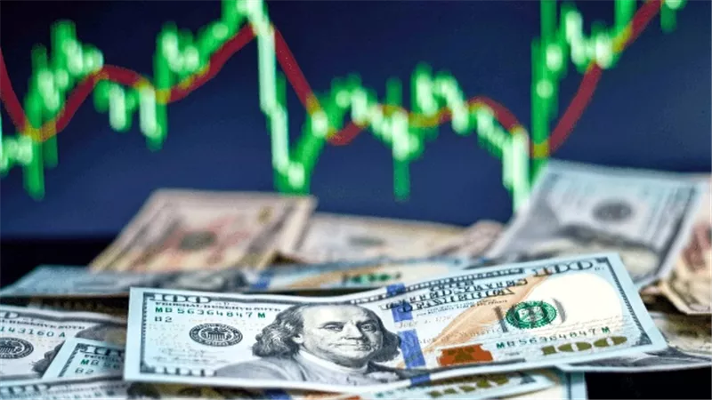 الدولار يتخلى عن بعض مكاسبه