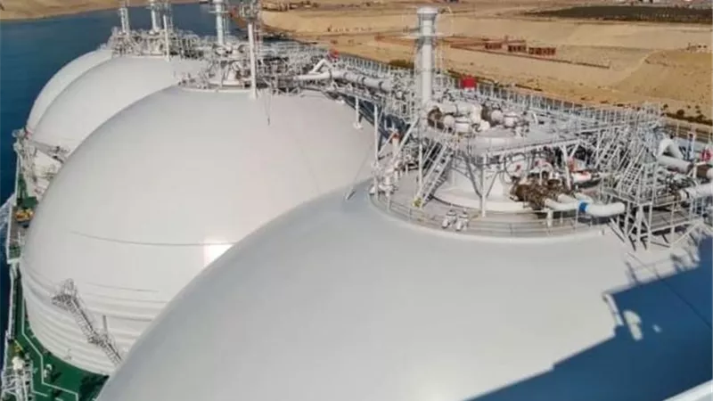 العبور الأول لناقلة الغاز الطبيعى المسال فى قناة السويس.. بالصور