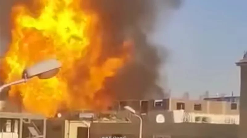 بالفيديو.. حريق هائل يلتهم محتويات مصنع فى منطقة بالروبيكى بالعاشر من رمضان