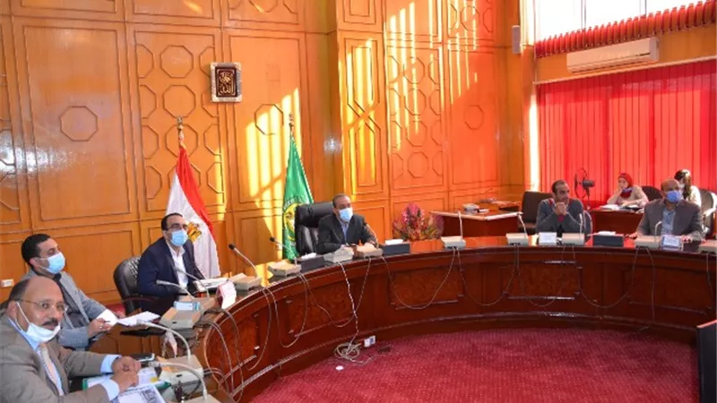 محافظ الإسماعيلية يوجه بالانتهاء من مشروعات الصرف الصحي المعلقة