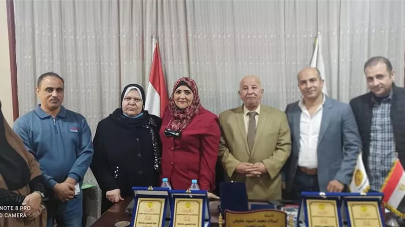 نقابة المعلمين تكرم مدير تعليم الخانكة لبلوغه سن المعاش
