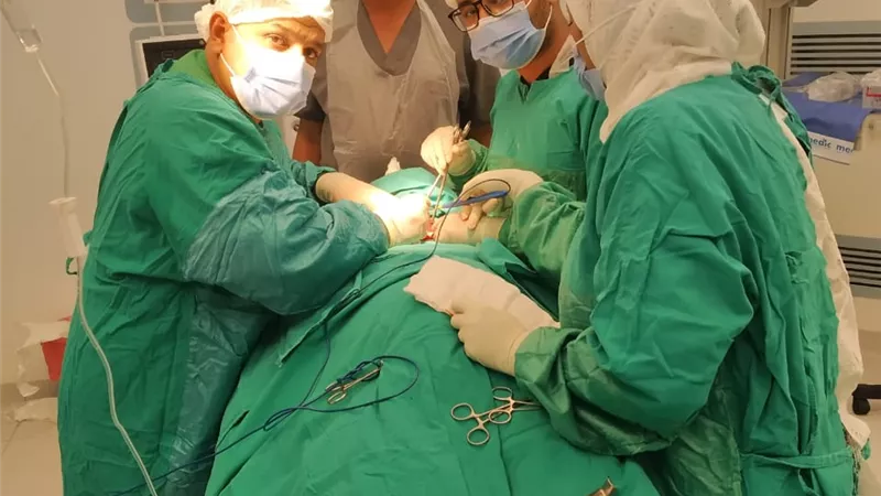 إنقاذ طفل يعانى من غرغرينا فى الامعاء بمستشفى إسنا التخصصى الجديد