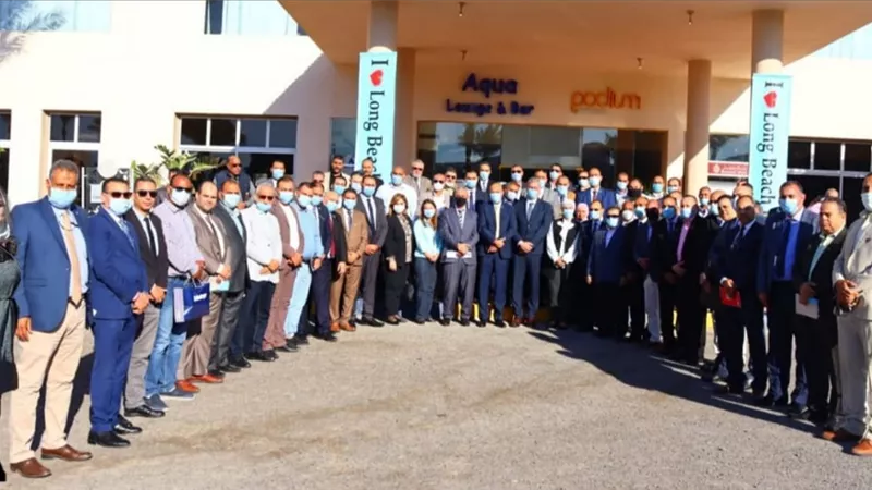 النقابة العامة للبترول تُكرم رئيس مدينة سفاجا في تقييم المؤتمر العمالى