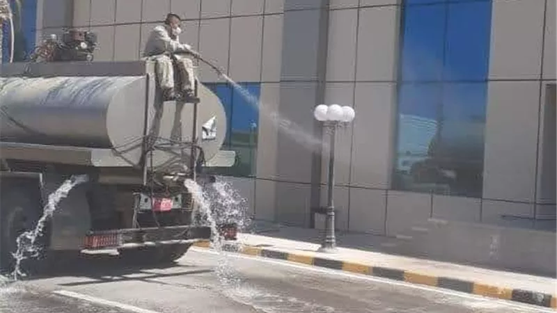 للوقاية من كورونا بدء اعمال رش وتعقيم المنشأت الحكومية بالعلمين