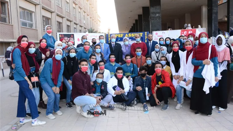 نائب رئيس جامعة أسيوط يتفقد حملة طلابية للتبرع بالدم والكشف عن الأنيميا لصالح مستشفيات أسيوط الجامعية