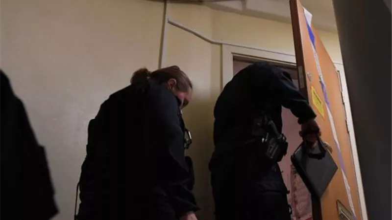 من الحب ماقتل ..ام تحبس ابنها لمدة 28 عاما..بالكاد يمشى
