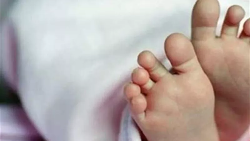 حبس ربة منزل ألقت رضيعها بالمقابر