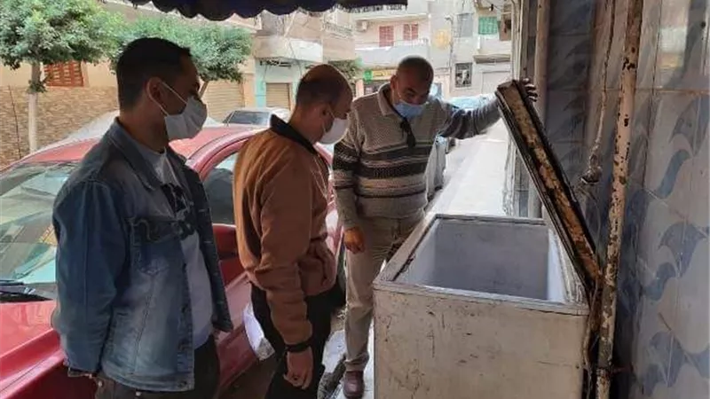 إعدام ٩٢٩ كجم أغذية فاسدة وغلق 6 منشآت غذائية تعمل بدون ترخيص بالشرقية