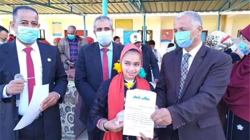 رئيس مركز الداخلة يشهد تكريم اول الادارة التعليمية فى الفنون المسرحية بالوادى الجديد.صور
