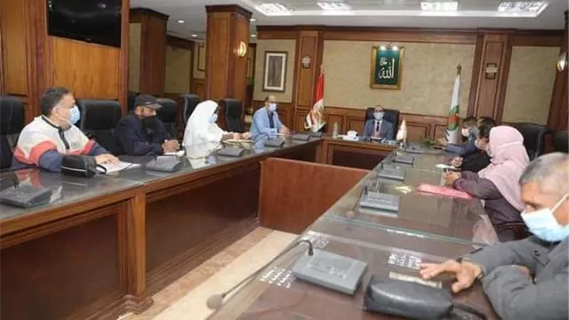 نائب محافظ سوهاج يعقد اجتماعا لبحث رفع معدلات الأداء والاستجابة الفورية للشكاوي