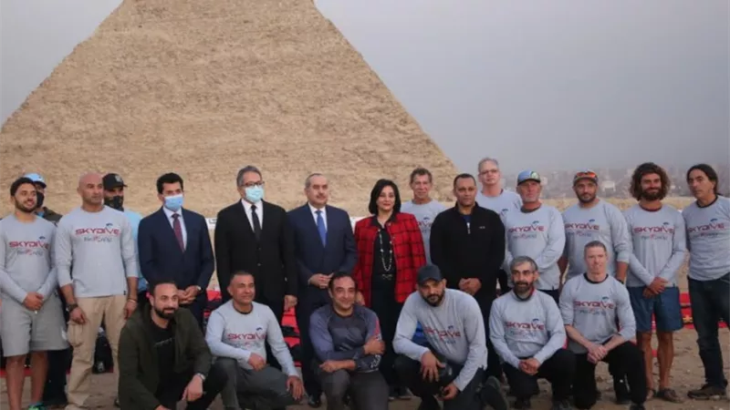 وزراء السياحة والرياضة والطيران يشهدون عرض قفز بالمظلات بسفح الأهرامات