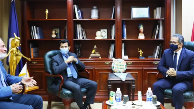 وزيرا السياحة والأثار والشباب الرياضة يبحثان سبل الترويج لبطولة العالم لكرة اليد