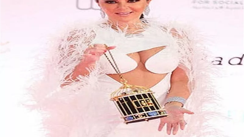 إطلالة مثيرة للجدل للإعلامية ريموشكا على ريد كاربت القاهرة السينمائى