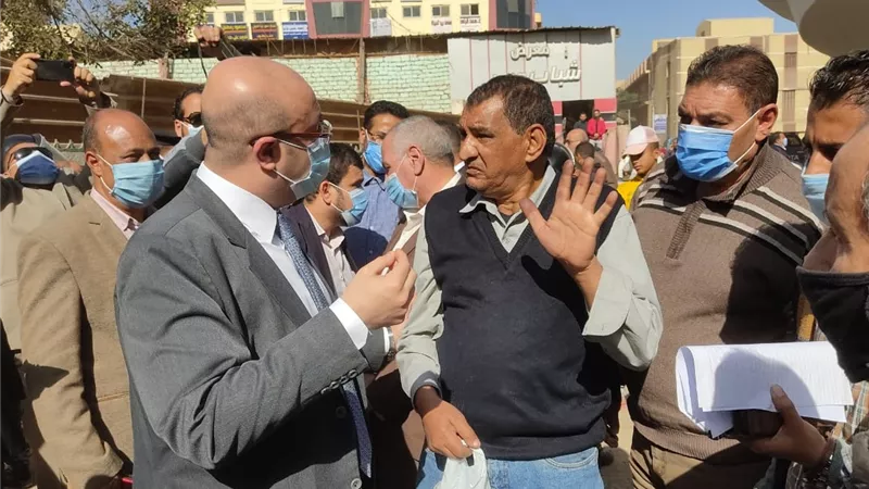 محافظ بني سويف يشرف على فتح مزلقان المديرية لعبور المشاة