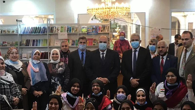 إقبال كبير على شراء الكتب بمعرض كتاب بنات الأزهر