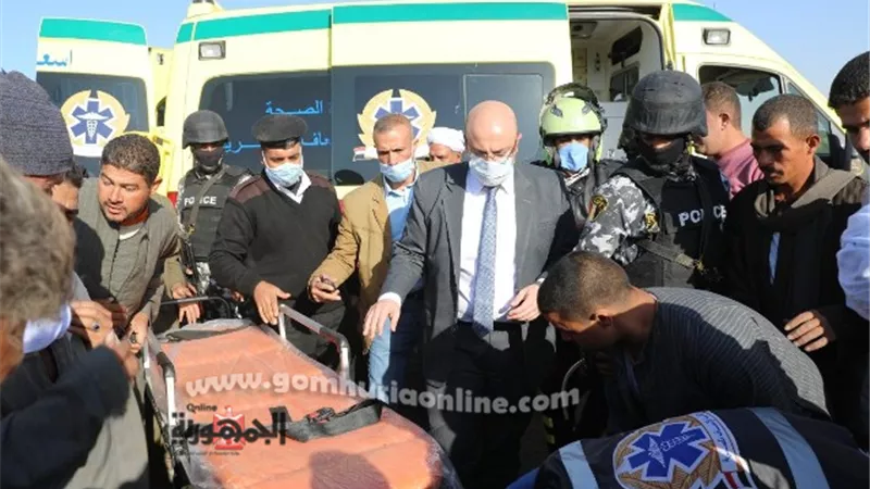 محافظ بني سويف يوقف مسيرته للاطمئنان على مواطن مصاب بالطريق