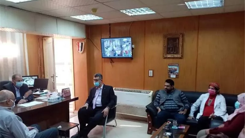 مدير التأمين الصحى يجتمع مع ادارة مستشفى المبرة ومديرها الحالى والسابق بعد ترقيتهما