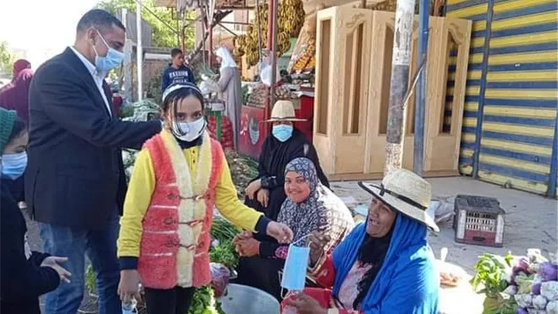 طلاب مدارس موط تقود مبادرة لتوزيع الكمامات مجانا على المواطنين بالوادى الجديد