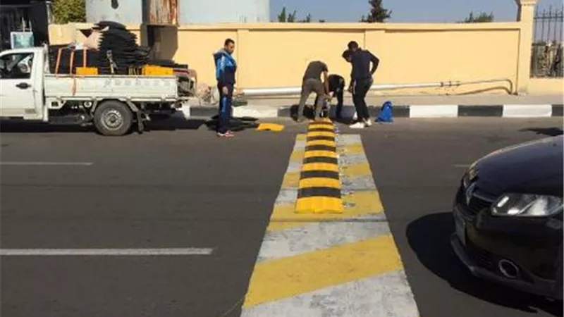 تركيب 6 مطبات صناعية بالمناطق الحرجة في الإسماعيلية .صور