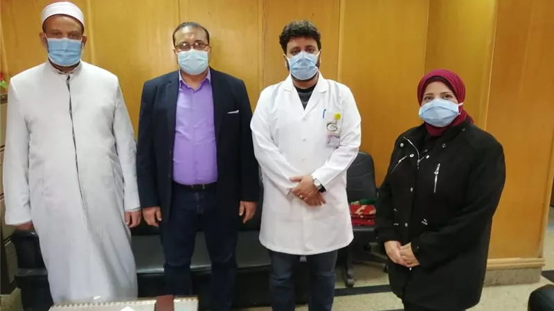 100 الف جنه من مسجد عمر بن عبد العزيز لمستشفى تأمين بنى سويف