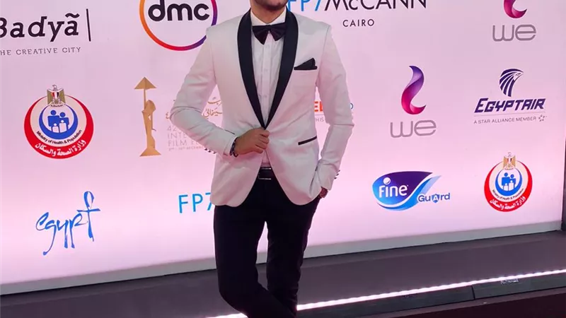 شاهد .. كريم أسامة بإطلالة أنيقة على ريد كاربت القاهرة السينمائي.. صور