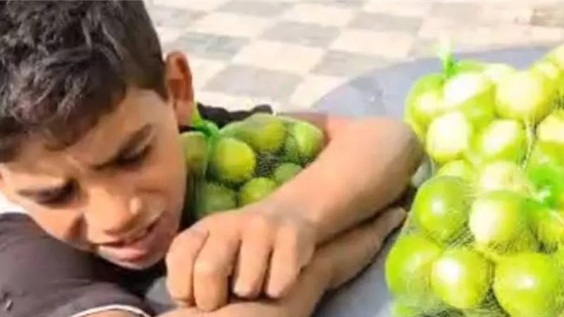 والداه على قيد الحياة ومنفصلان والجد يستغل احفاده ... حقائق جديدة يكشفها الامن عن الطفل 