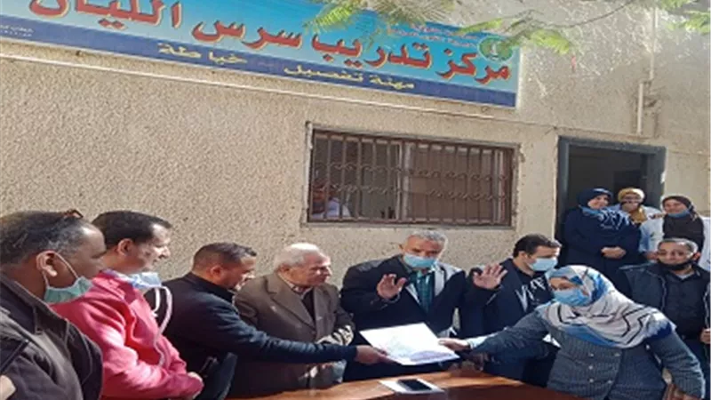 القوي العاملة تسلم شهادات اجتياز التدريب على