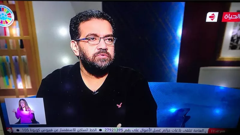 واحد من الناس .. الزوج الوفى يبعث برسالة حب لزوجته المتوفية