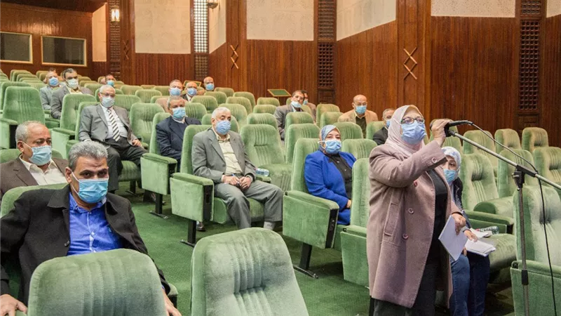 عبد العاطى: الالتزام بالبرنامج الزمني لتنفيذ المشروع القومى لتأهيل الترع