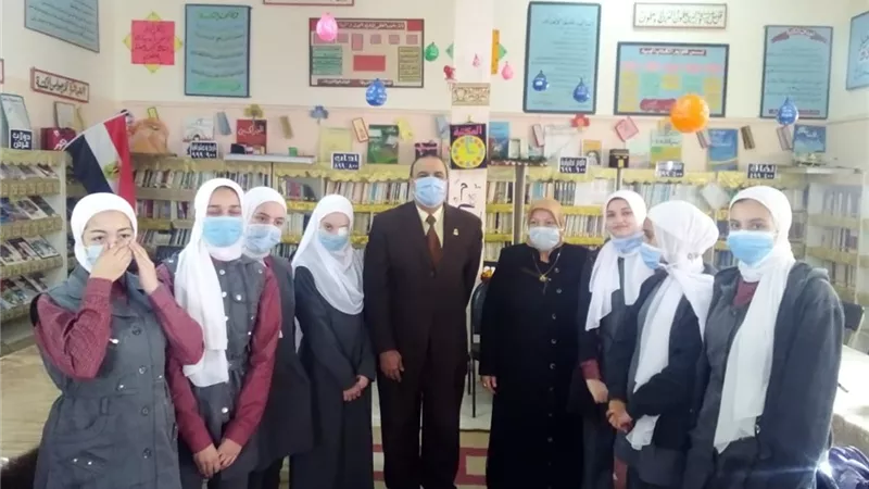وكيل التعليم بمطروح يشهد طابور الصباح بمدرسة ثانوية ويشيد بانضباط العملية التعليمية