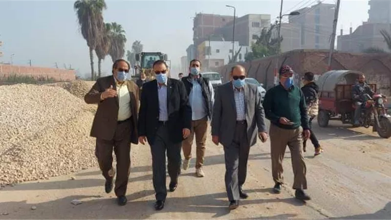 غراب يتابع أعمال الرصف والتوسعة بشوارع سيد مرعي وسعد زغلول ووجيه أباظة والطريق الدائري بمنيا القمح