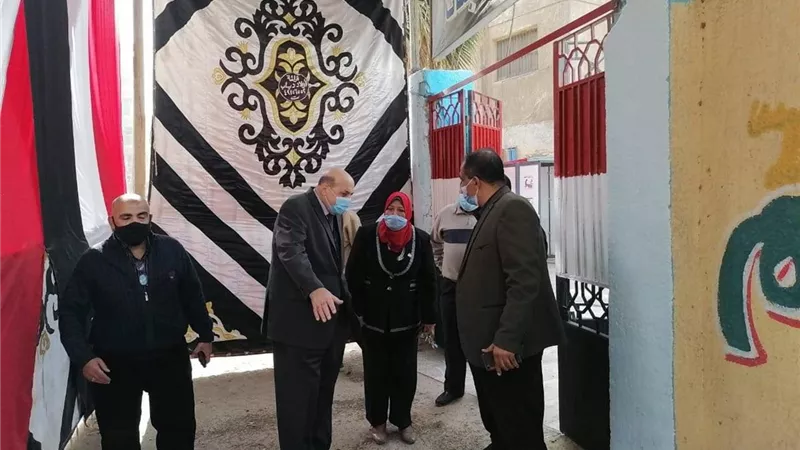 الفيومي يتفقد استعدادات جولة الإعادة لانتخابات النواب بمدارس قليوب