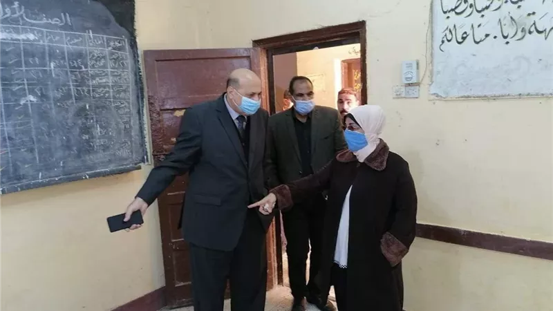 وكيل وزارة التعليم بالقليوبية يتفقد استعدادات جولة الإعادة بقليوب