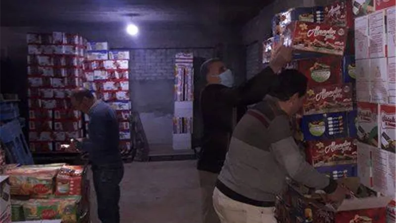 ضبط مخزن مواد غذائية غير مرخص وتحرير 5 محاضر متنوعة خلال حملات على الأسواق بالمنيا