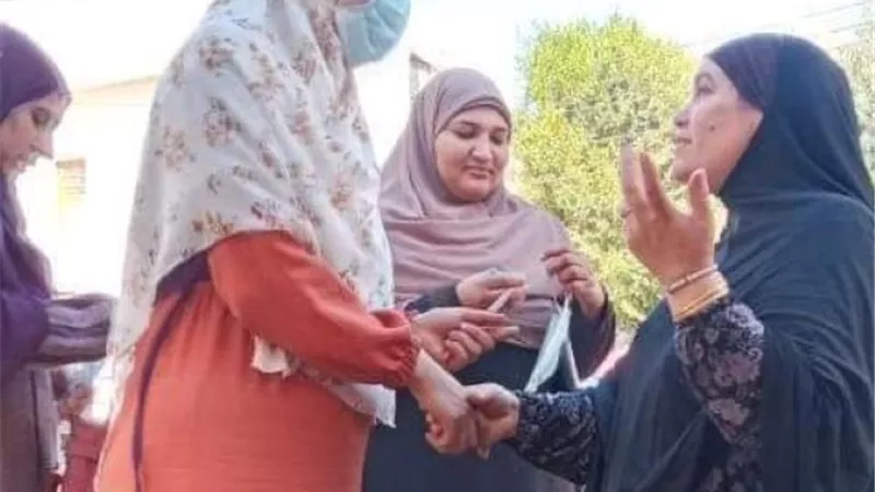 احمها من الختان بحملة طرق الأبواب فى بنى سويف.. بالصور