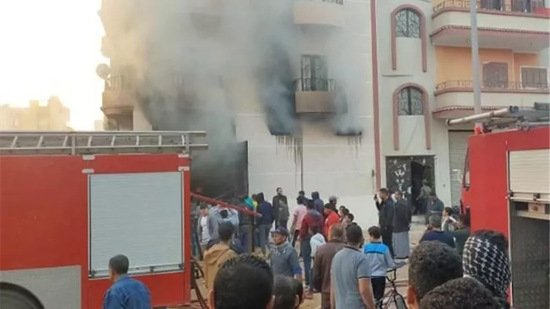 حريق هائل بمخزن للأجولة فى الشرقية.. بالصور