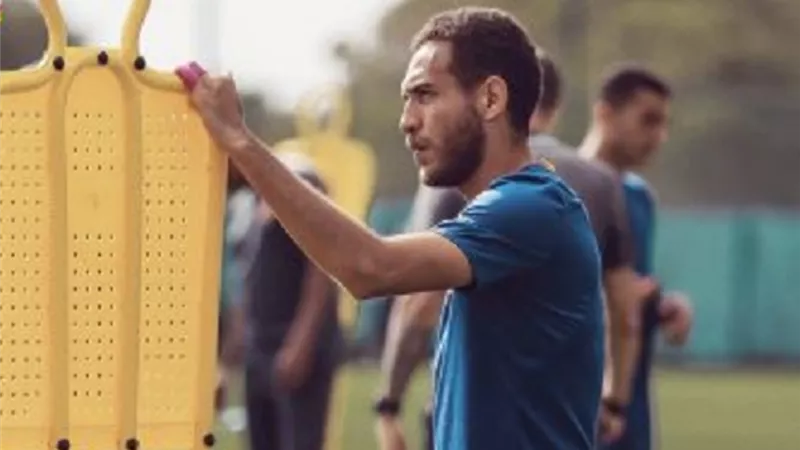مصر المقاصة يتعاقد مع نجم الأهلى رسميًا