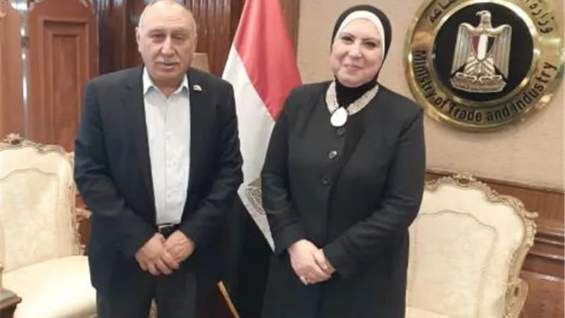 وزيرة التجارة ورئيس غرفة الإسماعيلية يستعرضان قرارات هامة للتجار