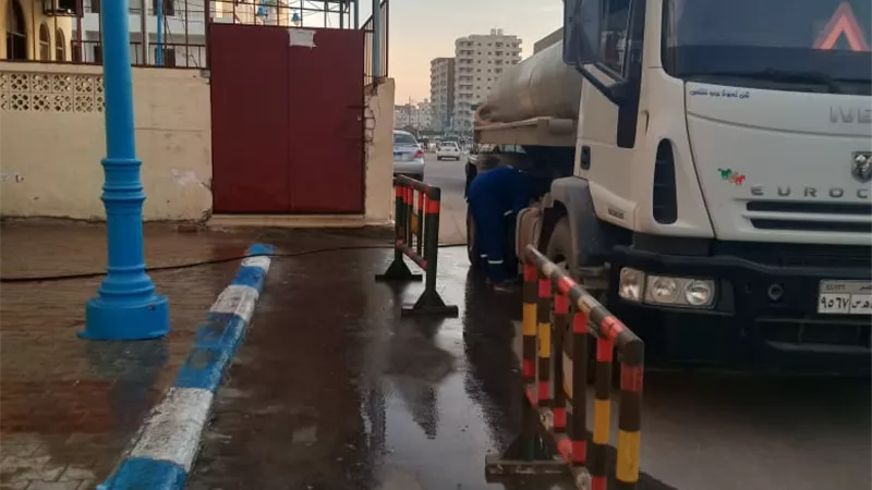 حملات ليلية لتطهير وتعقيم الشوارع والاسواق لمواجهة كورونا بمطروح