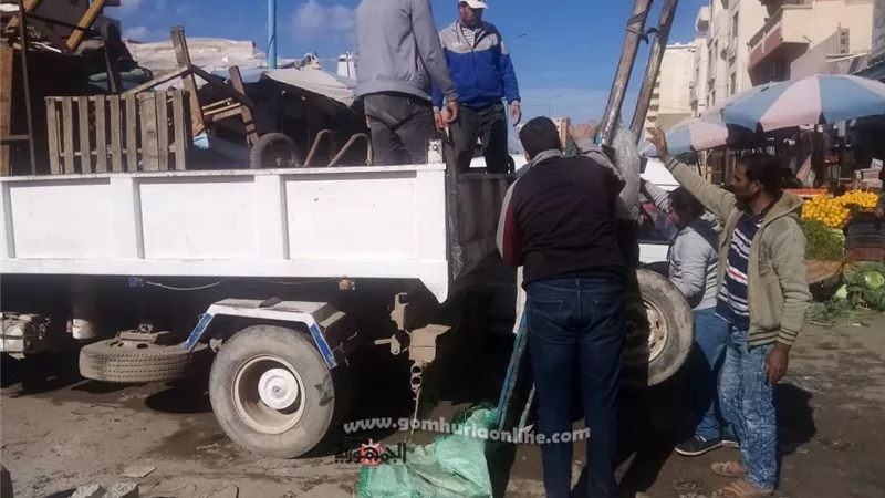 حملة مكبرة لازالة اشغالات الطريق والاكشاك المخالفة بكورنيش مطروح