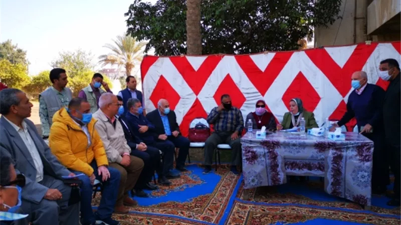 خلال زيارته للشرقية.. وزير قطاع الاعمال يشهد مزادا للقطن على 2219 قنطارا