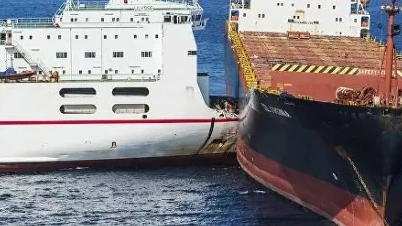 تصادم سفينتي بضائع فى ميناء الملك عبد العزيز