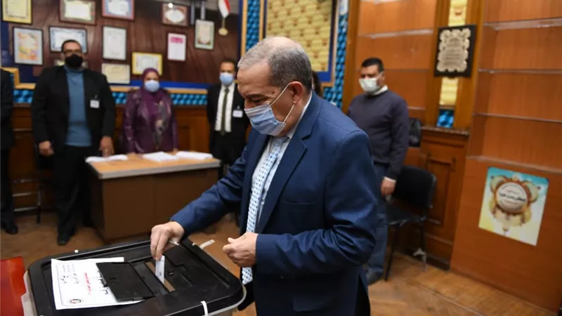 وزير الدولة للإنتاج الحربي يدلي بصوته في جولة الإعادة لانتخابات النواب