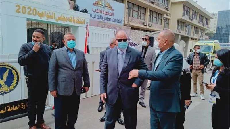 محافظ القاهرة يتفقد اللجان الانتخابية فى جولة الاعادة لمجلس النواب . صور