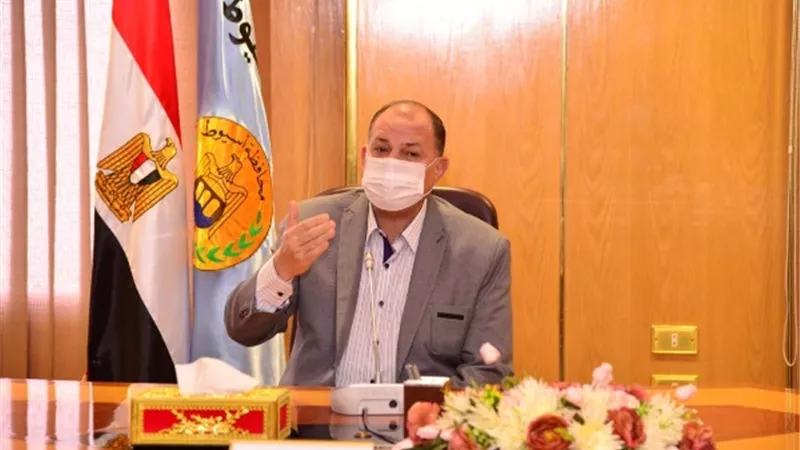 محافظ أسيوط يلتقى 80 شابا وفتاة لمناقشة مشكلات مياه الشرب والصرف الصحي