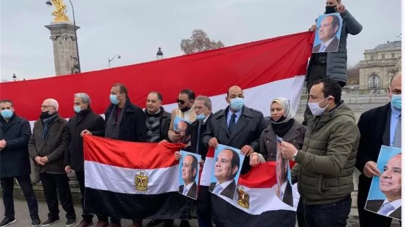 الجالية المصرية بفرنسا تواصل الترحيب بزيارة الرئيس لباريس.. صور وفيديو