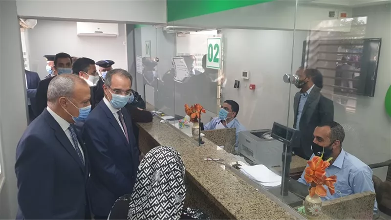 وزير الإتصالات ومحافظ القليوبية يتابعان صرف منحة العمالة غير المنتظمة بمكاتب البريد