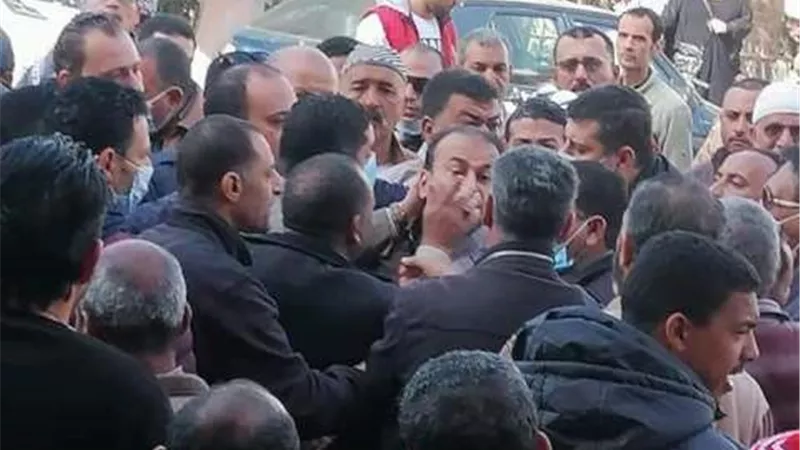 أهالي الروضة بدمياط يتعدون علي مشعل أثناء مروره علي اللجان الانتخابية