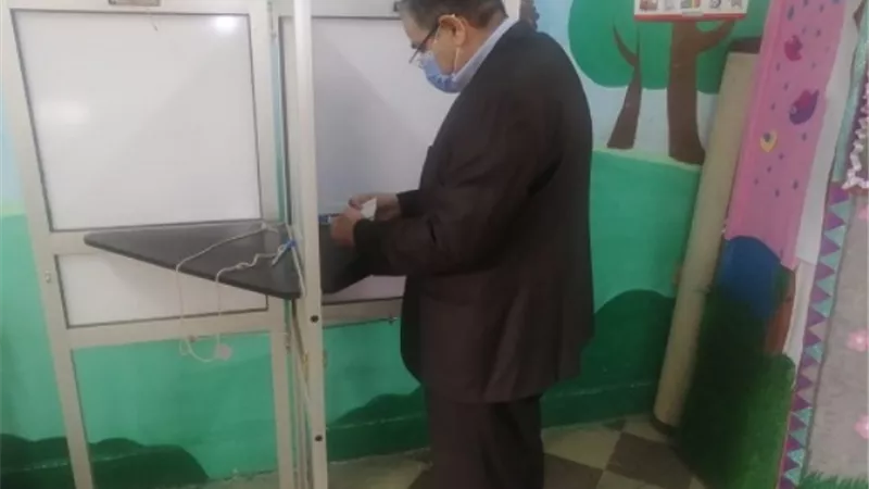 قيادات جامعة كفرالشيخ يدلون بأصواتهم فى 