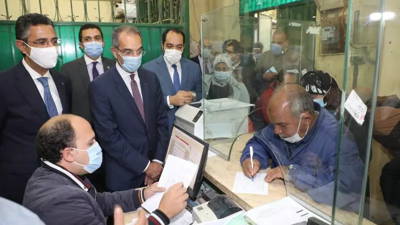 وزير الإتصالات يناشد المستفيدين من المنحة عدم التوجه إلى منافذ الصرف إلا بعد إستلام الرسالة النصية على المحمول... صور